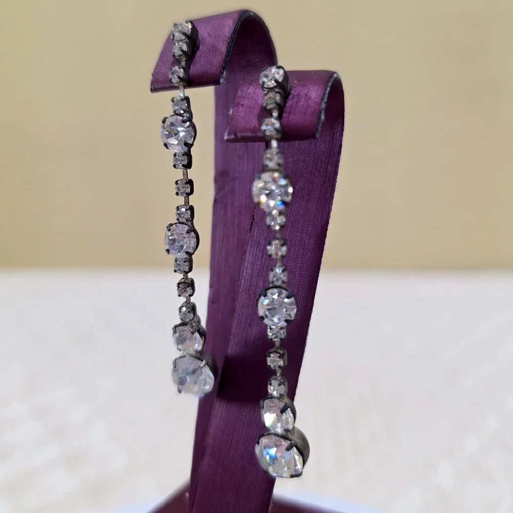 Vintage Prong-Set Round White Rhinestones Elegant Dangle Pierced Earrings
